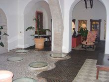 �ۂ��K���X�̉��̓I���[�u���̒�����