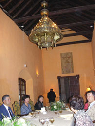 落ち着いたピンクの壁、高い重厚な木の天井。年代物のクリスタルのシャンゼリア、雰囲気もオーソドックスに。