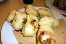 ズッキーニの花にモッツァレラチーズとアンチョビを詰めたフリット