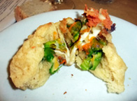 ズッキーニの花にモッツァレラチーズとアンチョビを詰めたフリット